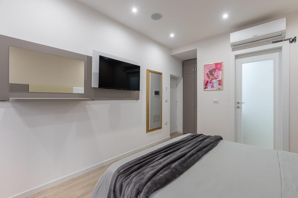 Bed, TV and multimedia, Photo of the whole room, Bedroom, wardrobe