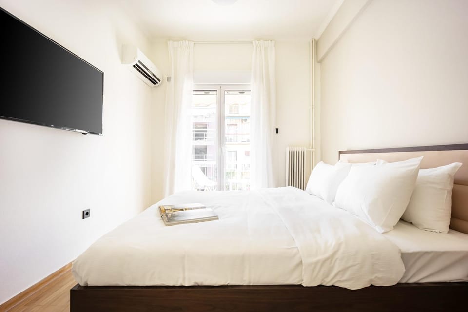 Bed, TV and multimedia, Bedroom