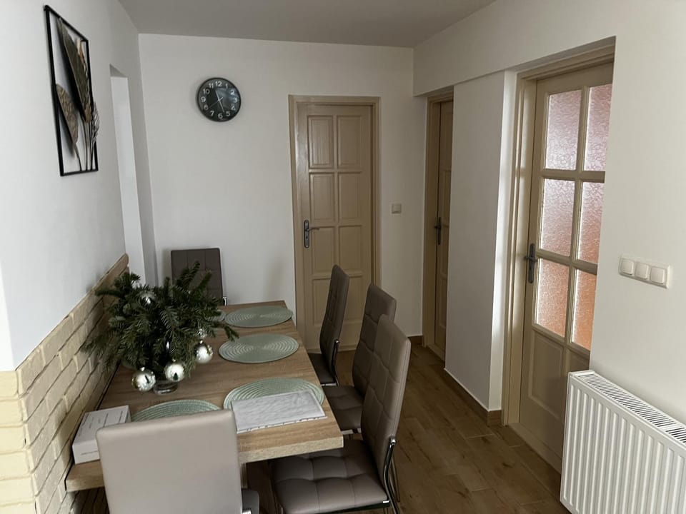 Living room, Seating area, Dining area, internet