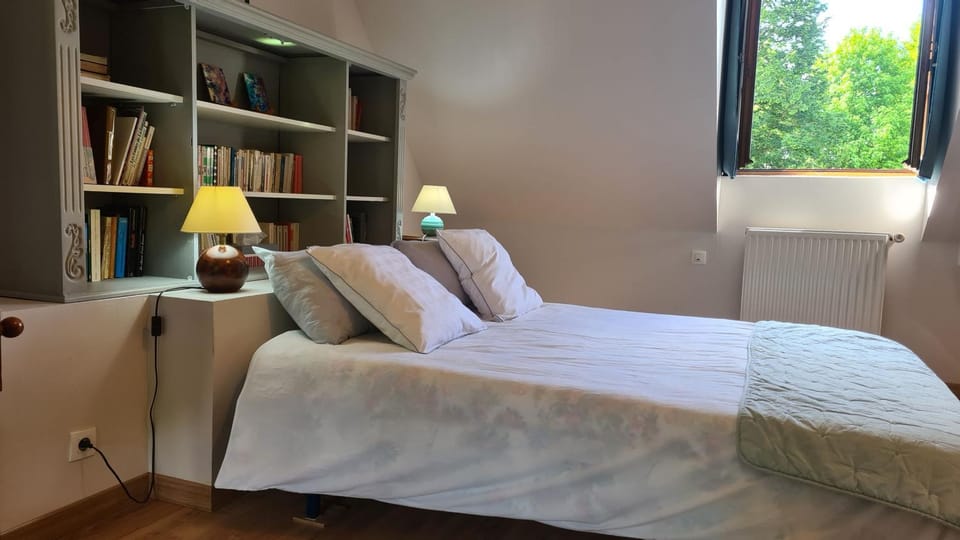 Library, Photo of the whole room, Bedroom