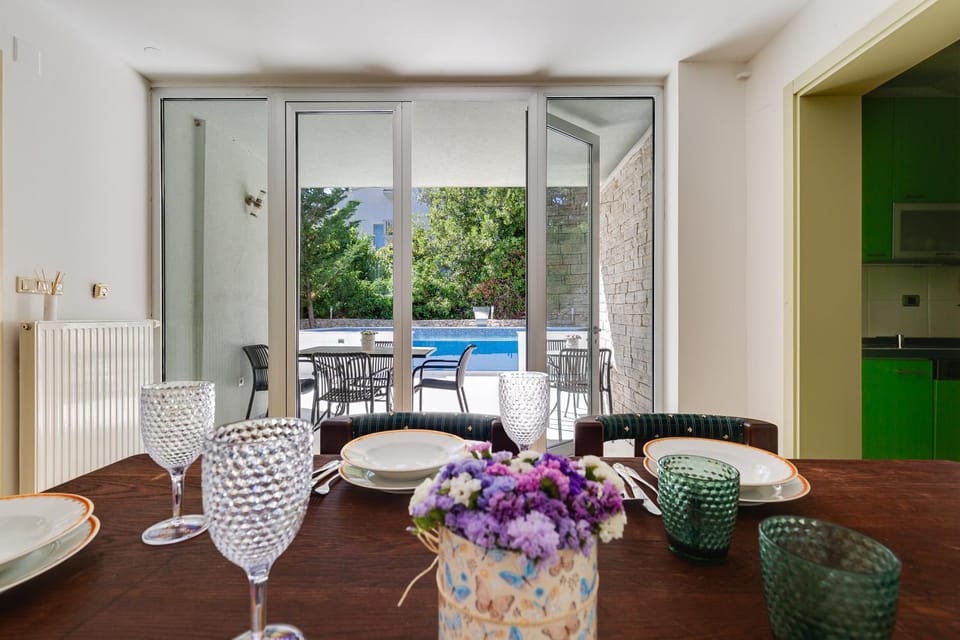 Dining area, Pool view