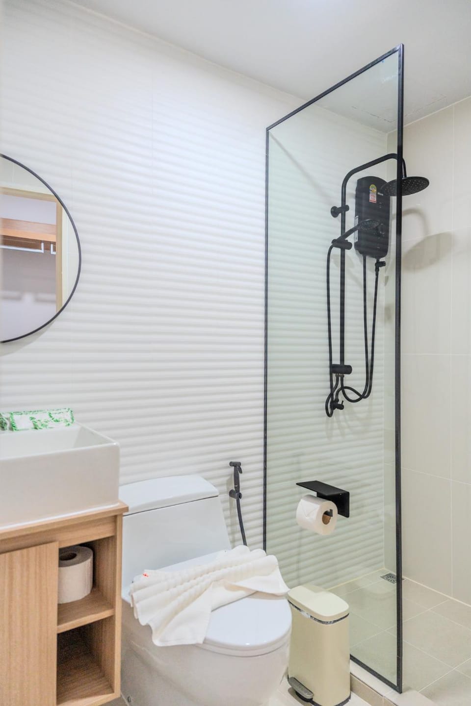 Shower, Toilet, Bathroom, towels