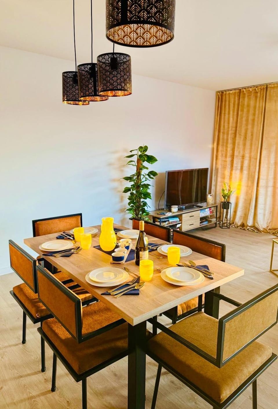 Seating area, Dining area