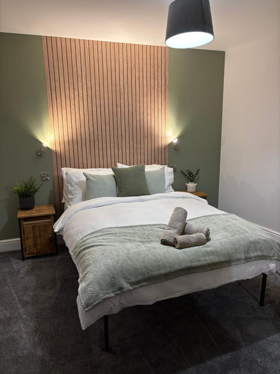 Bed, Bedroom, towels
