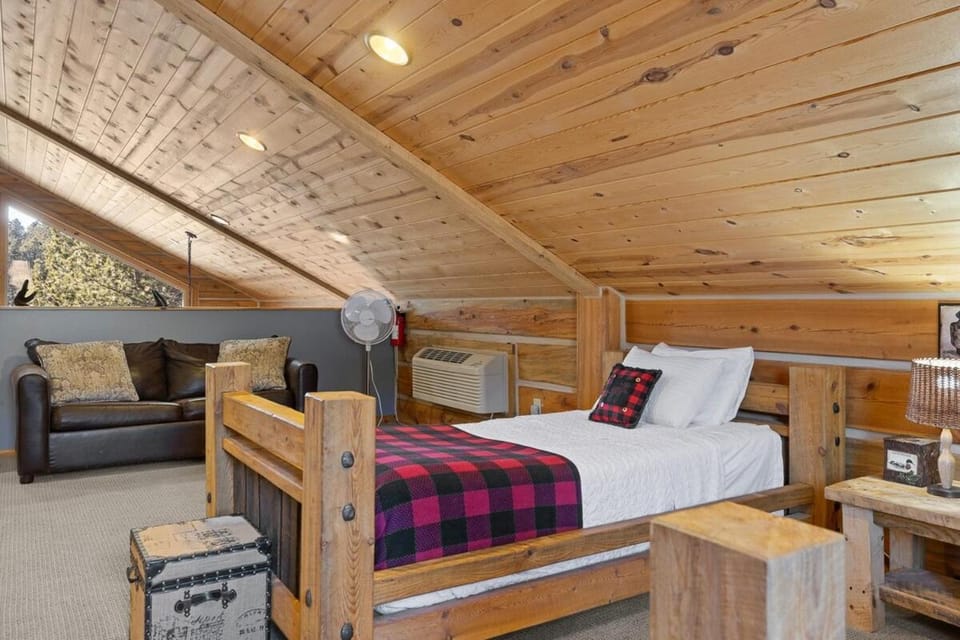 Bed, Photo of the whole room, Seating area, Bedroom