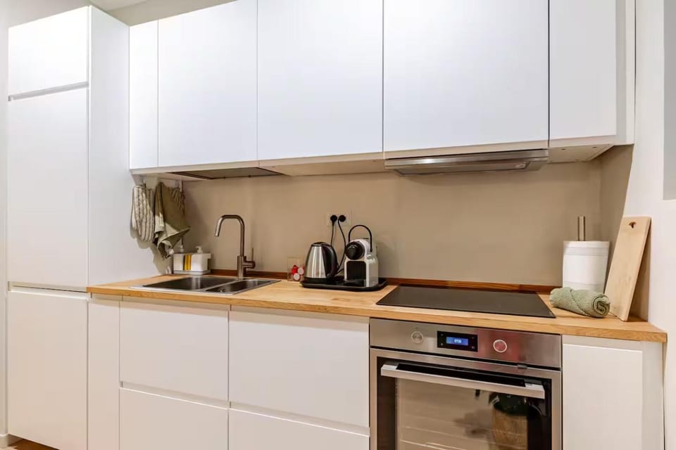 Coffee/tea facilities, Kitchen or kitchenette, stove