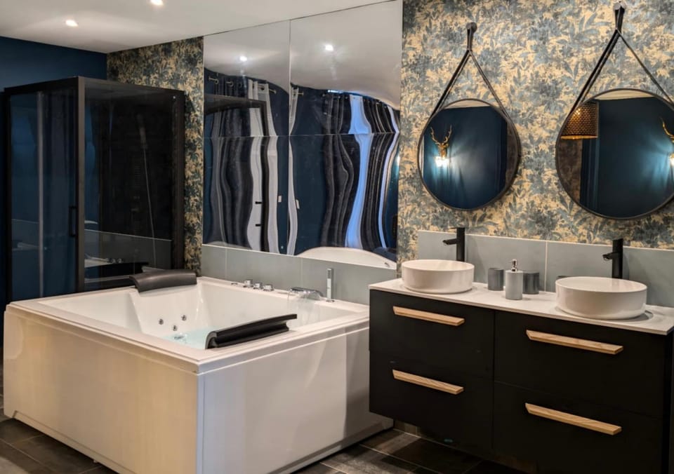 Shower, Hot Tub, Bathroom