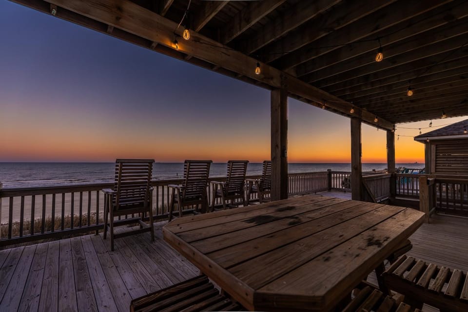 Noisywaves - Beachfront Paradise with Hot Tub, Yard, and Game Room House in Bolivar Peninsula