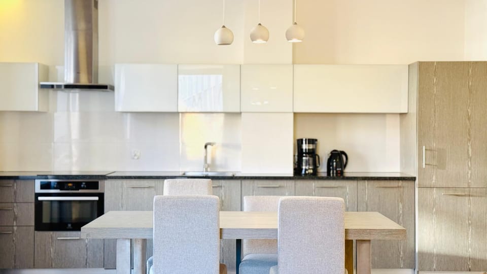 Coffee/tea facilities, Dining area, stove, toaster