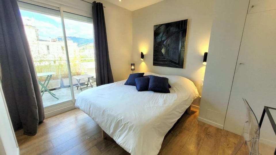 Cosy penthouse Le Port 2 BR - 2 Bath Apartment in Nice