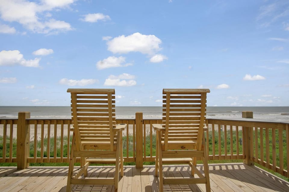Spacious Beachfront 5BR with Gorgeous Ocean views - Blue Footed House in Bolivar Peninsula