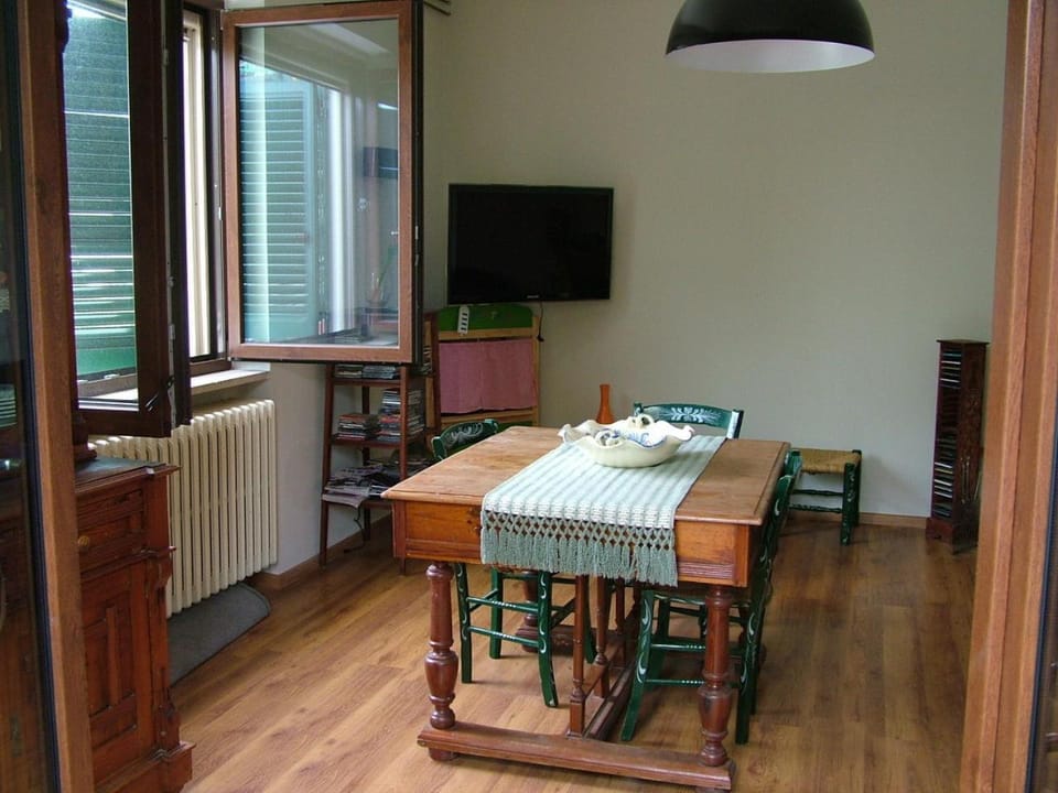 Day, Dining area