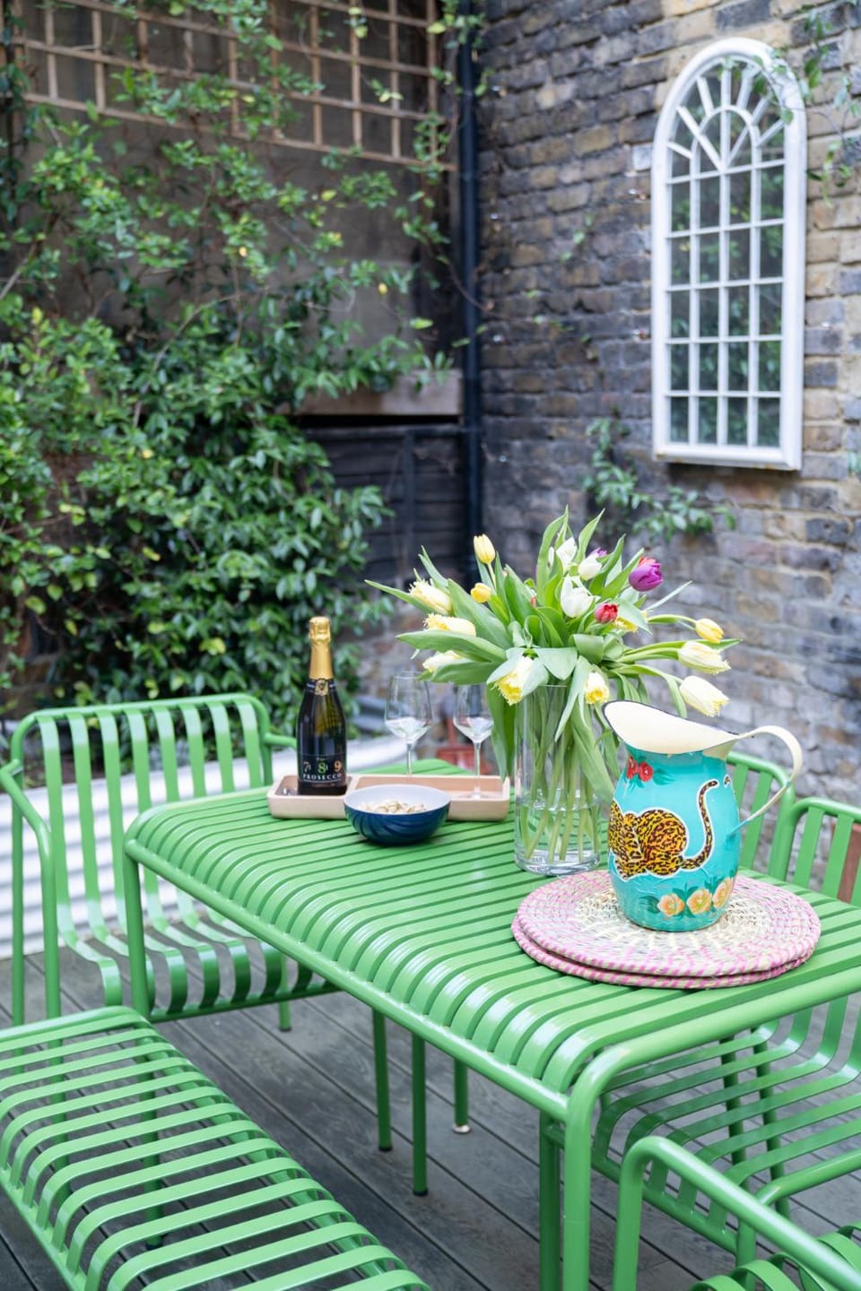 Niru Experience Stylish Garden Getaway Apartment in City of Westminster