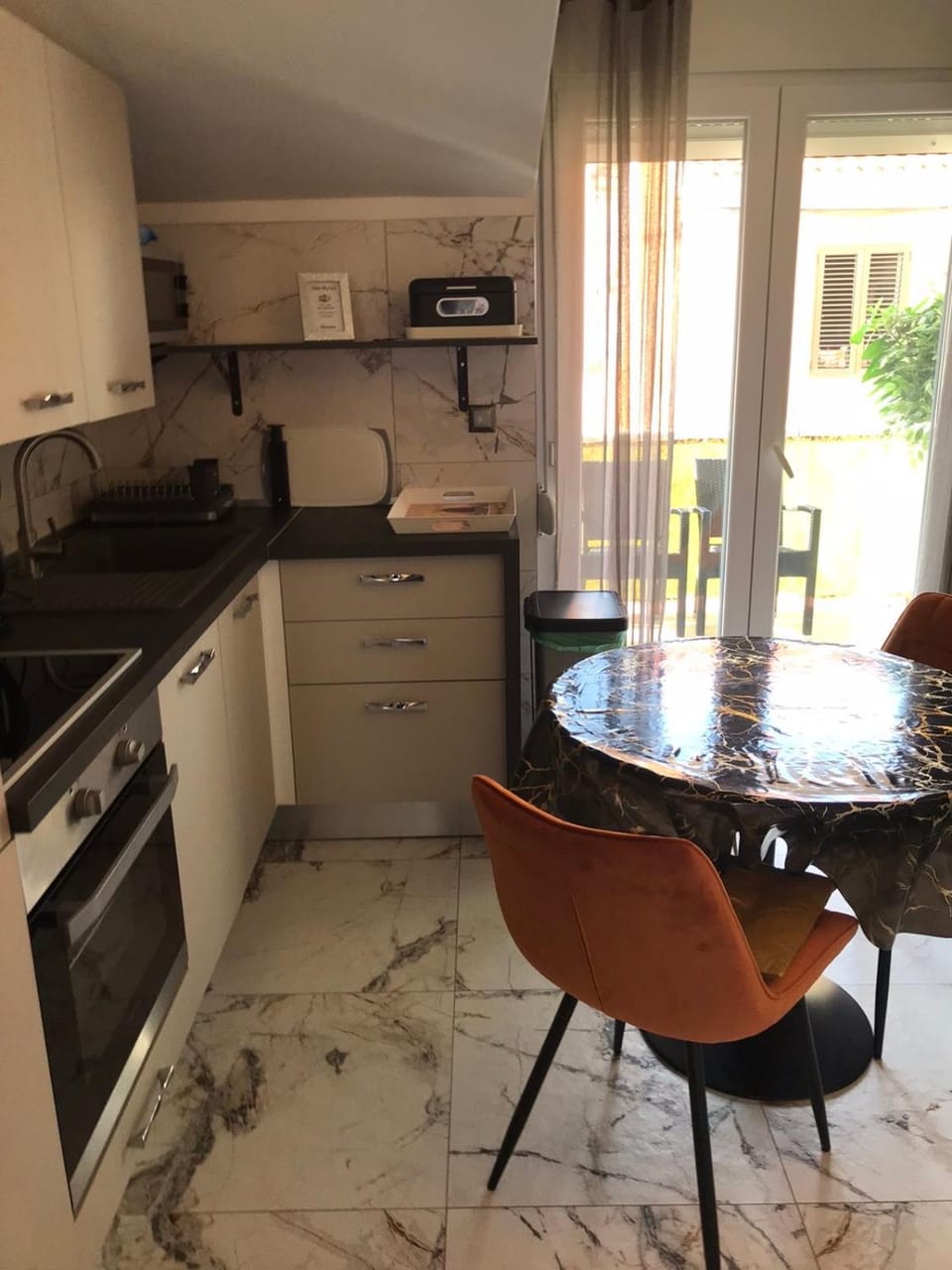 Kitchen or kitchenette, Dining area, oven