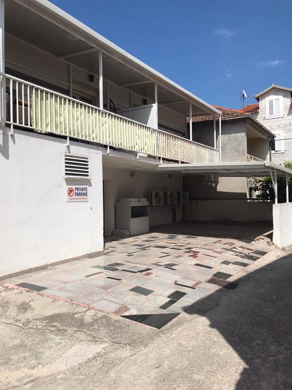 Property building, Balcony/Terrace, Parking