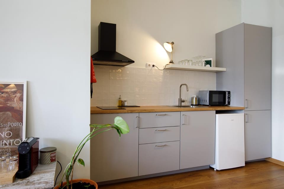 Kitchen or kitchenette, microwave, stove