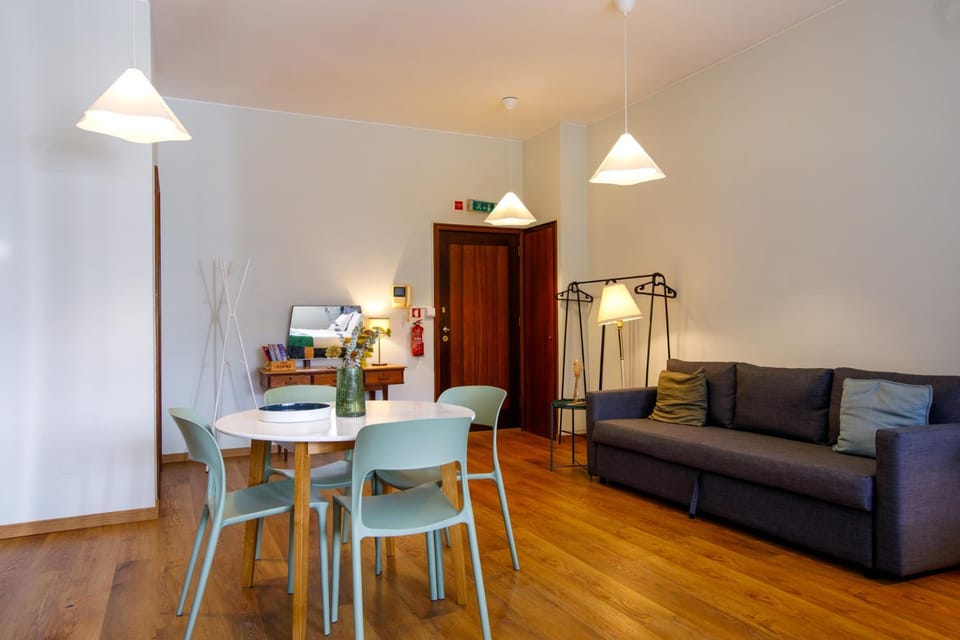 Seating area, Dining area