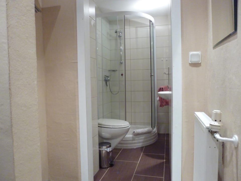 Shower, Toilet