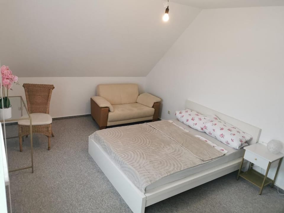 Bed, Seating area, Bedroom