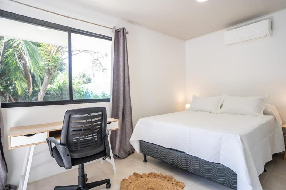 Bed, Photo of the whole room, Seating area, Bedroom, air conditioner