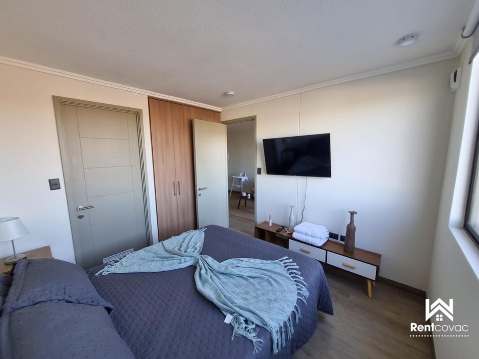 Bed, TV and multimedia, Photo of the whole room, Evening entertainment, Bedroom, wardrobe