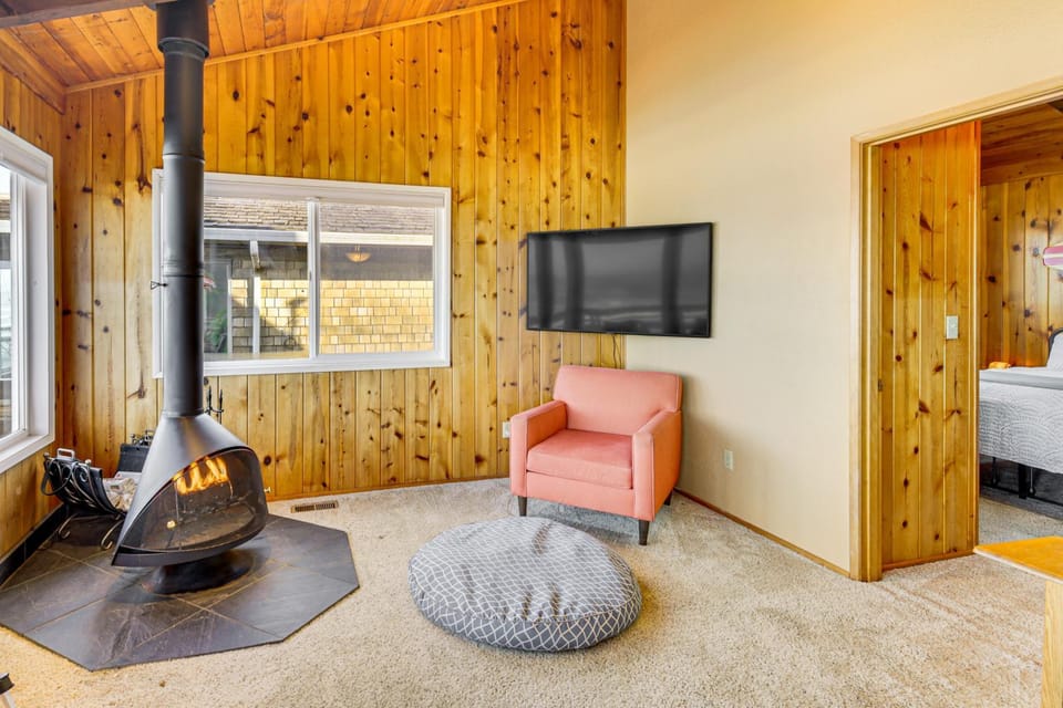 Private Beach Access Serene Escape in Depoe Bay House in Lincoln Beach