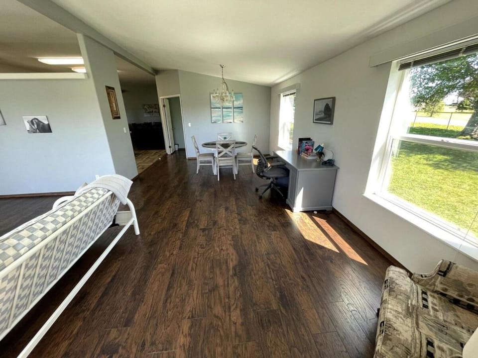 Seating area, Dining area