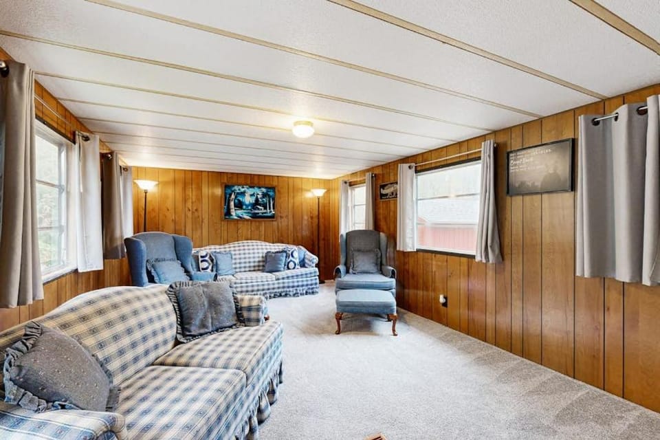 Cozy Dennis Retreat House in Plymouth