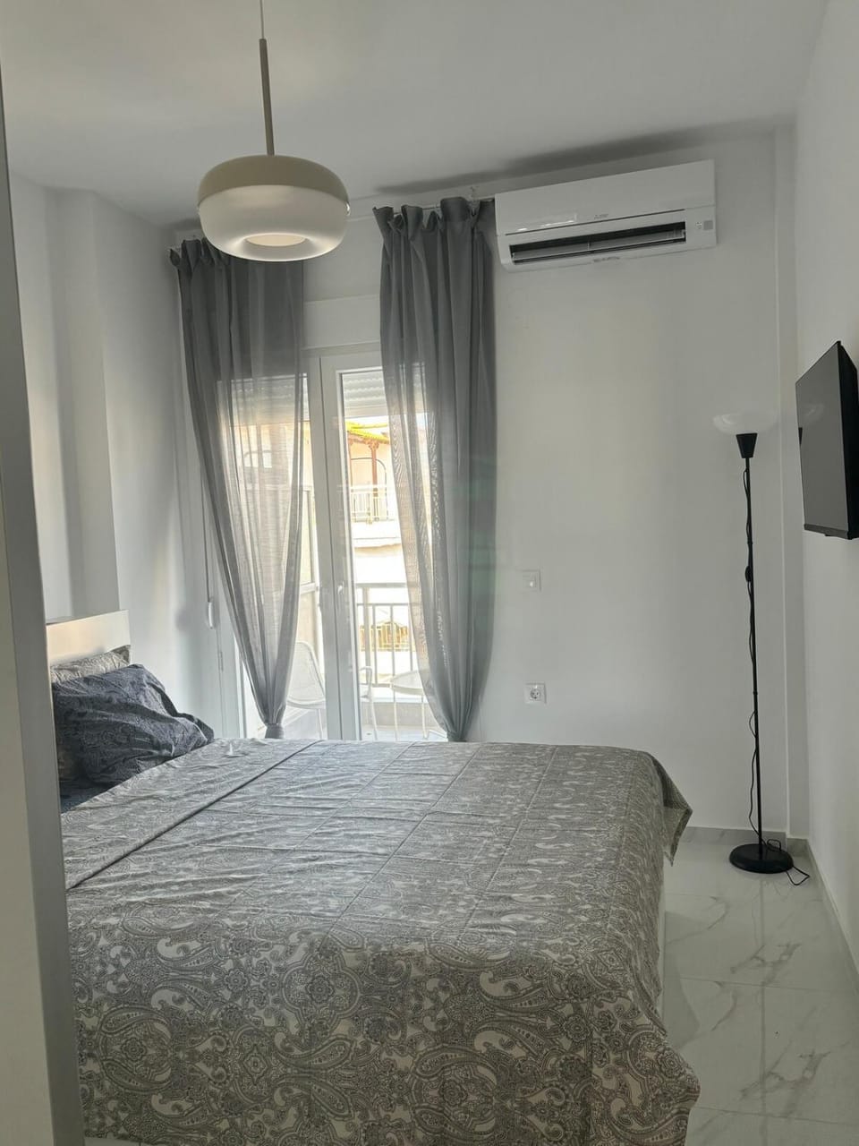 Bed, TV and multimedia, Photo of the whole room, Bedroom, air conditioner