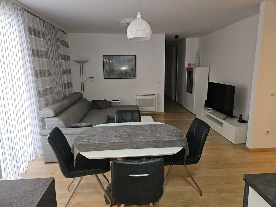 Communal lounge/ TV room, TV and multimedia, Living room, Seating area, Dining area