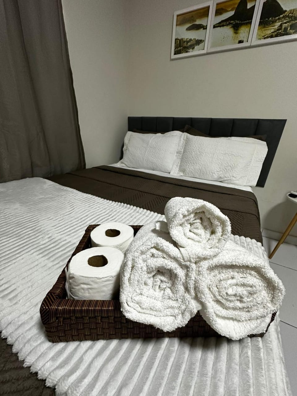 Bed, towels
