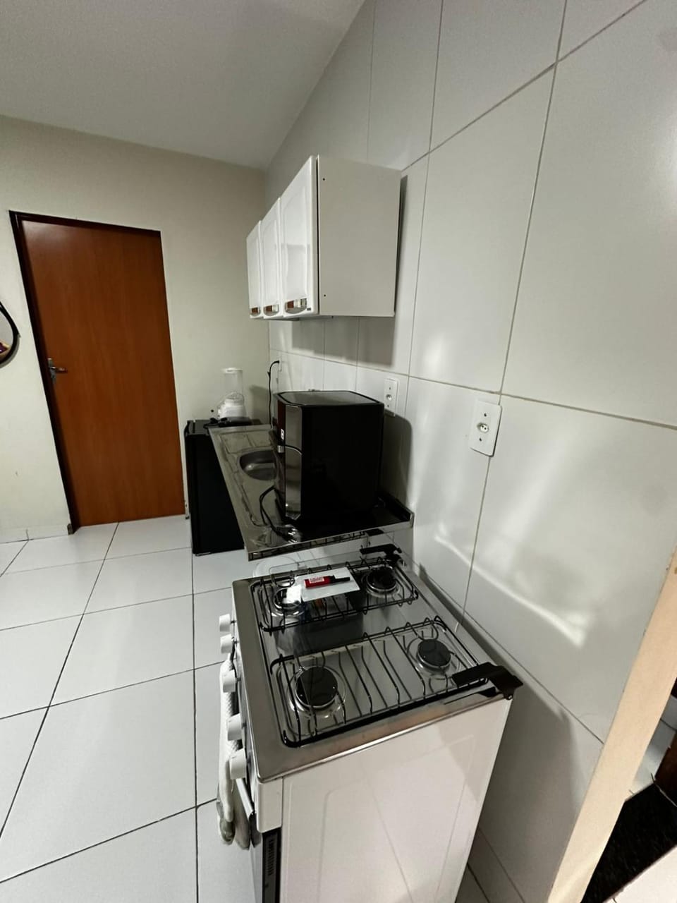 Kitchen or kitchenette, minibar, oven, stove