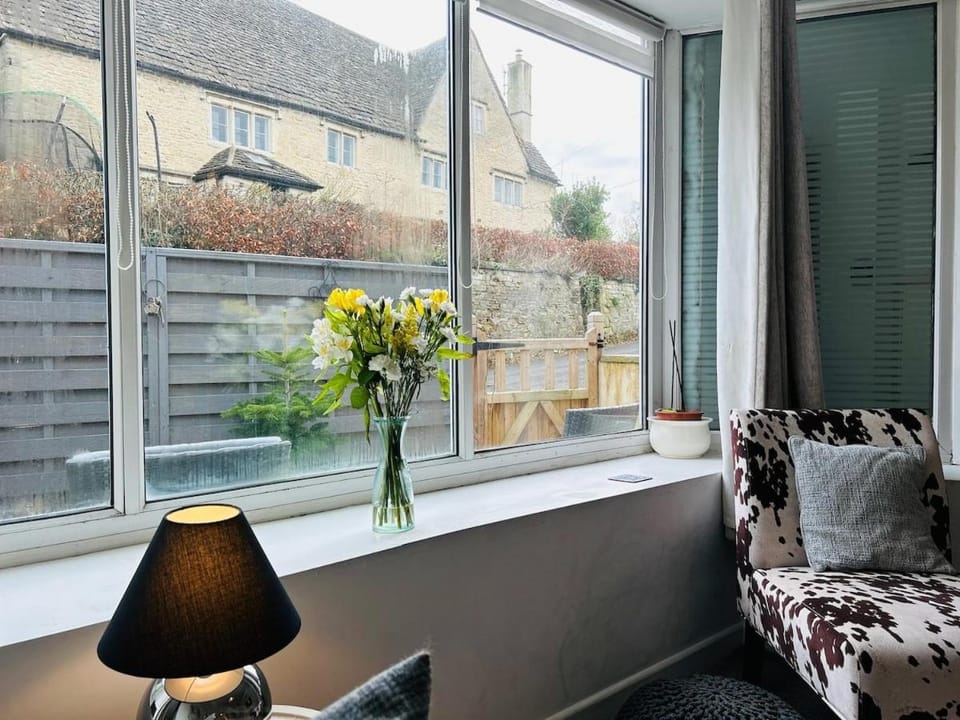 The Old Post Office - MaisonPro House in Stroud