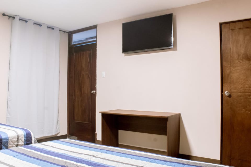 Bed, TV and multimedia, Photo of the whole room, Bedroom