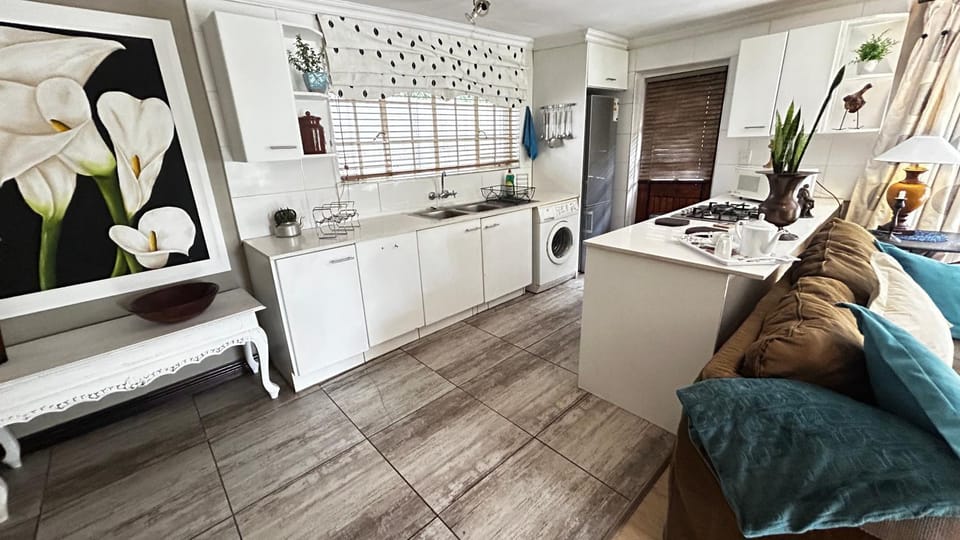 Artzys Cottage 1km to Olivedale Clinic Apartment in Randburg