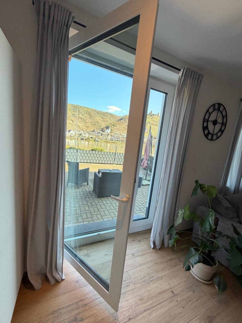 Day, Natural landscape, View (from property/room), Balcony/Terrace, Mountain view