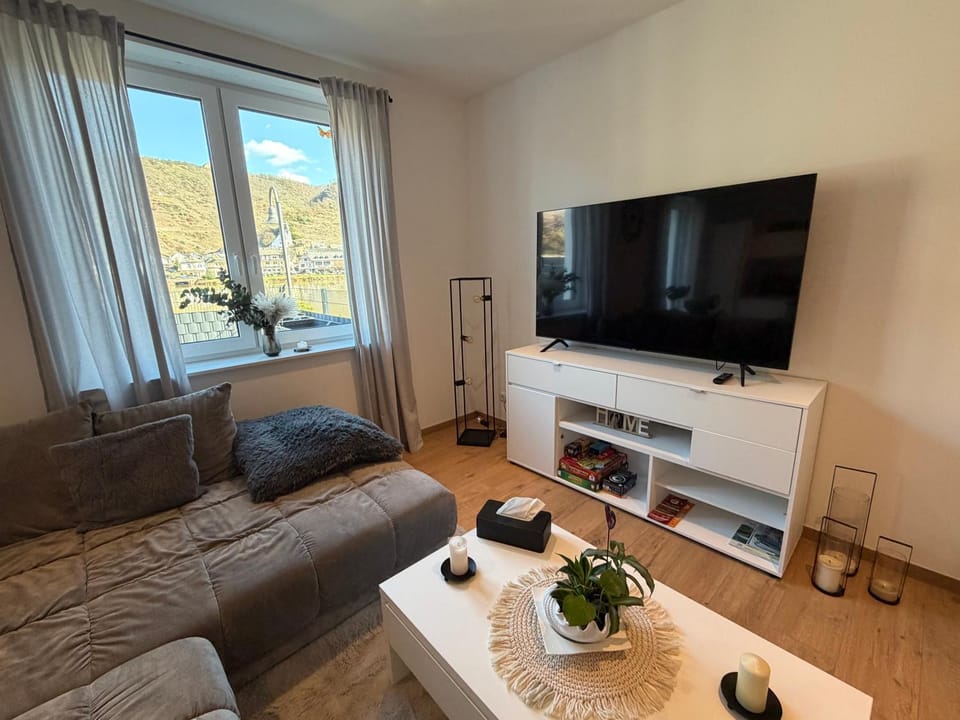 Communal lounge/ TV room, TV and multimedia, Living room, Seating area, Evening entertainment