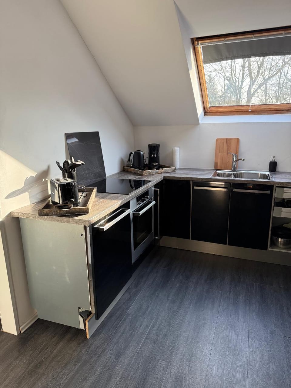 Coffee/tea facilities, Kitchen or kitchenette, dishwasher, oven, stove, toaster