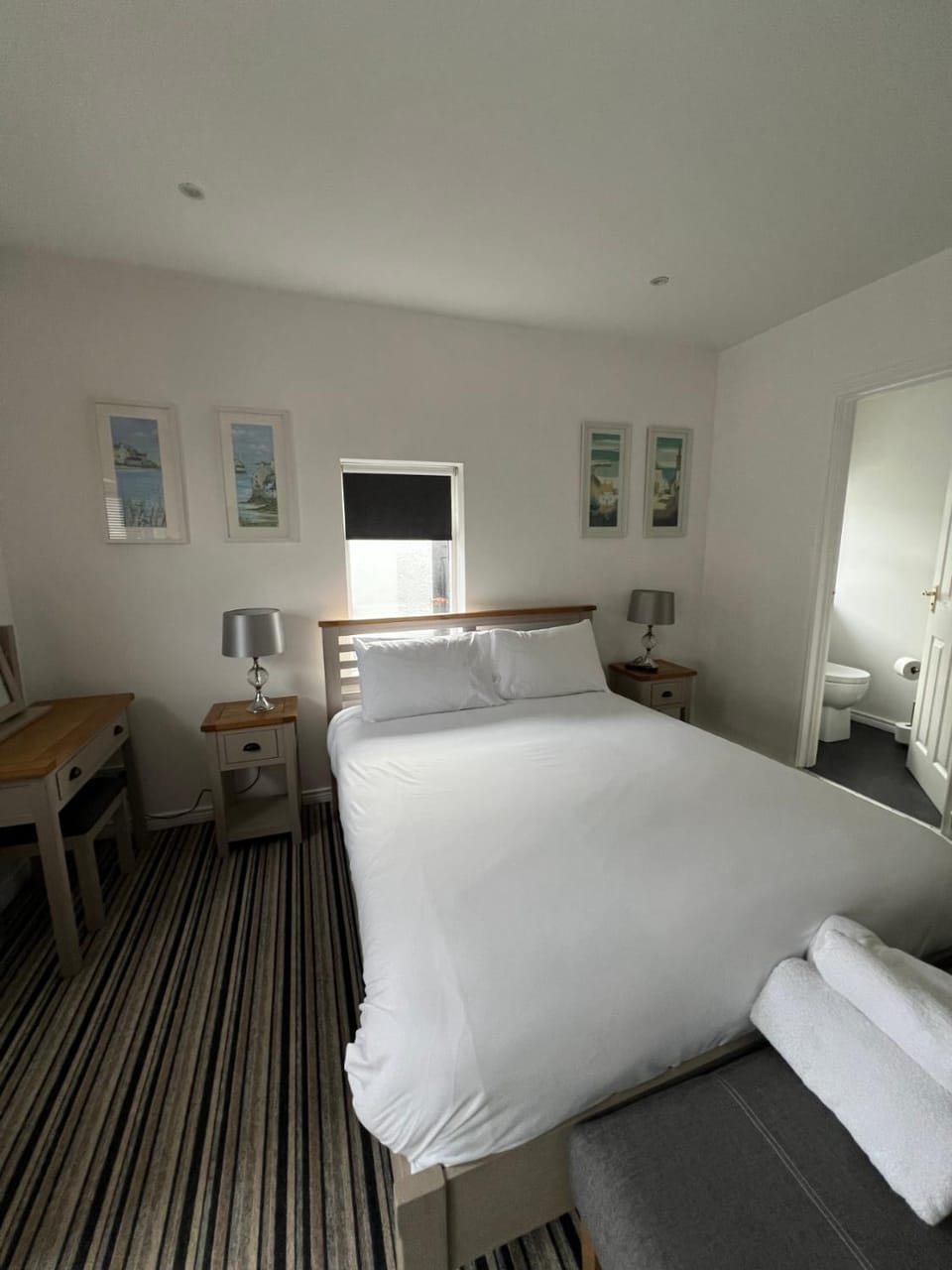 Photo of the whole room, towels