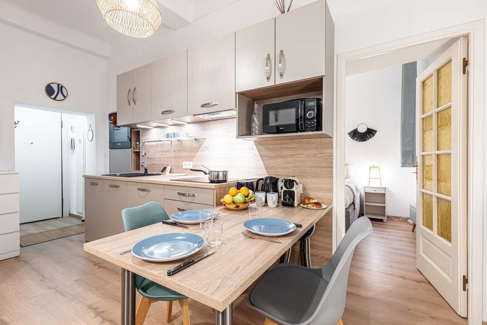 Kitchen or kitchenette, Living room, Seating area, Dining area, oven, stove