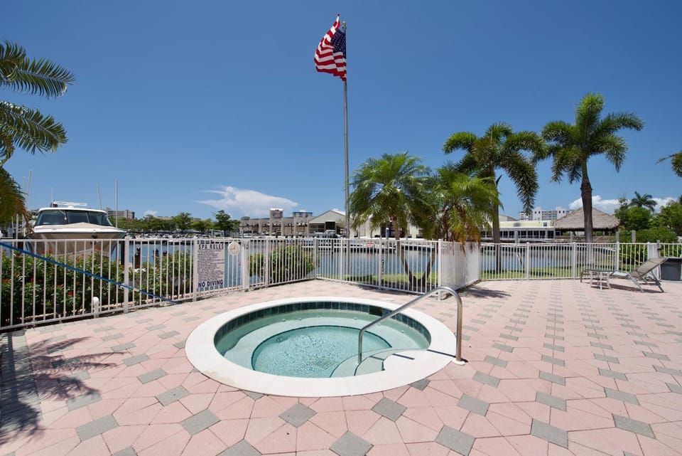 Palm Harbor #403 by Sun Palace Vacations Apartment in Estero Island