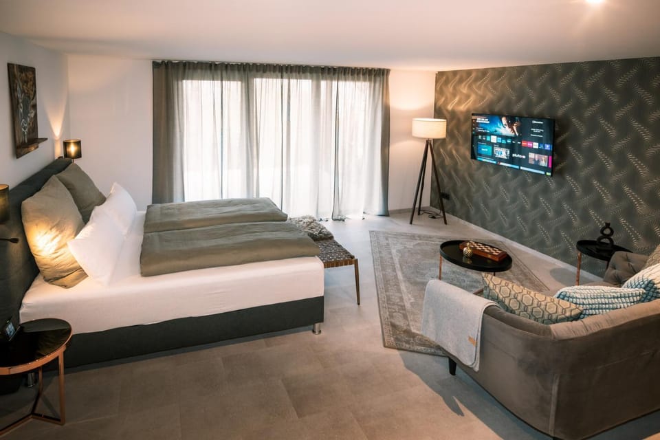 Bed, TV and multimedia, Living room, Photo of the whole room, Seating area, Bedroom