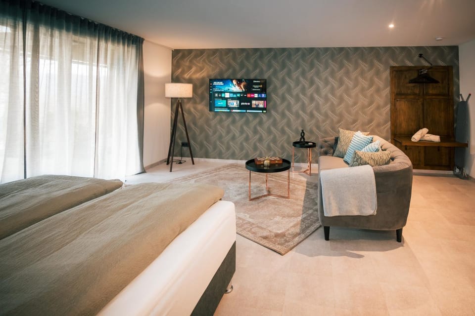 Bed, TV and multimedia, Living room, Seating area, Bedroom, towels
