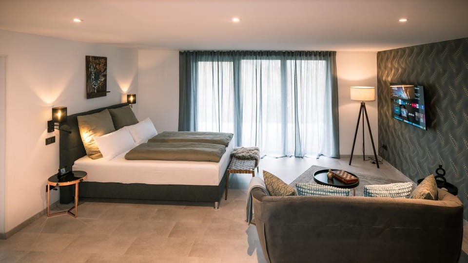 Bed, TV and multimedia, Photo of the whole room, Seating area, Bedroom