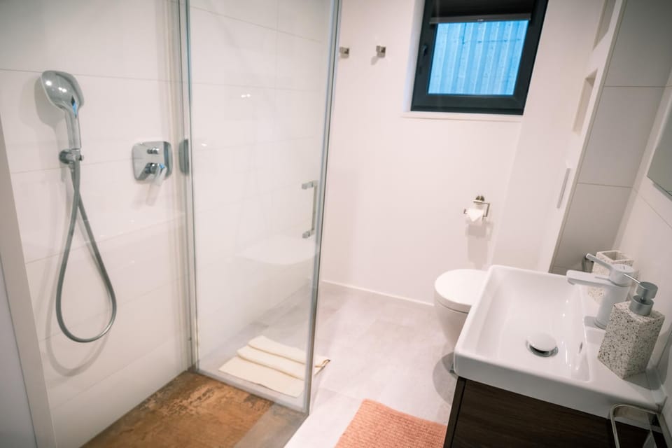 Shower, Toilet, Bathroom, towels