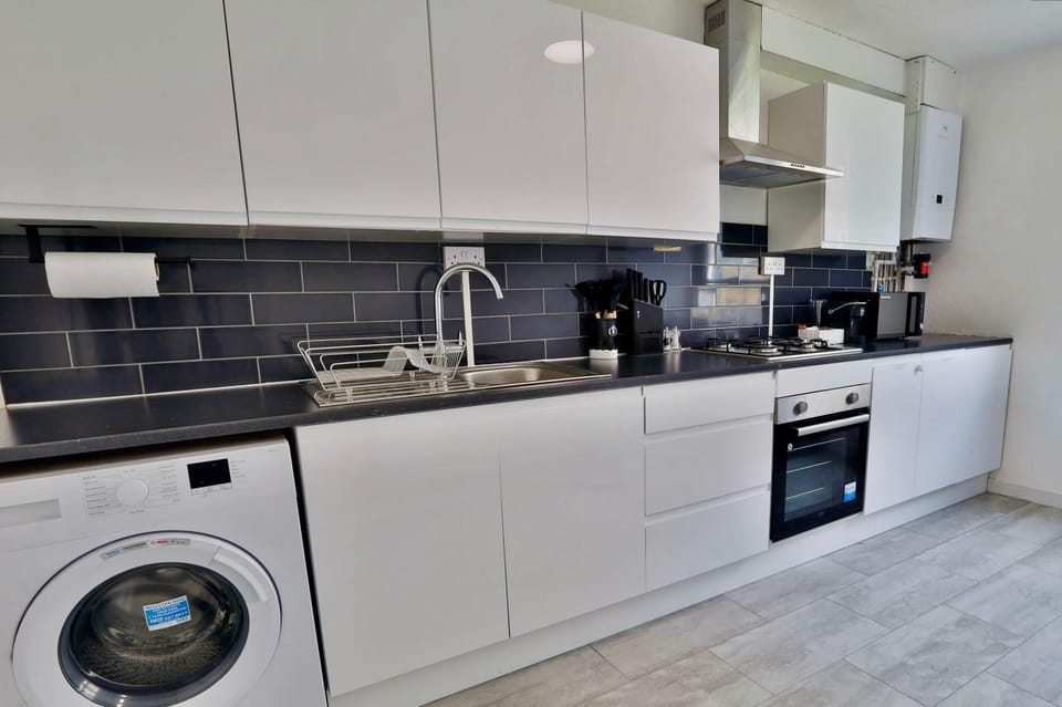 Kitchen or kitchenette, oven, stove, washing machine