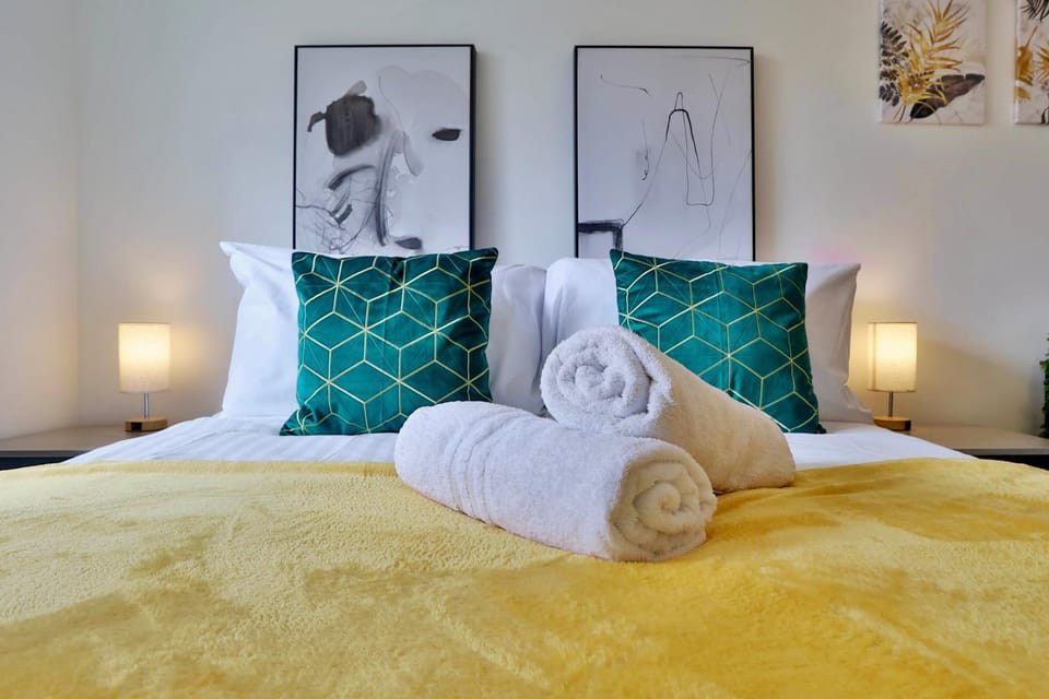 Bed, Bedroom, towels