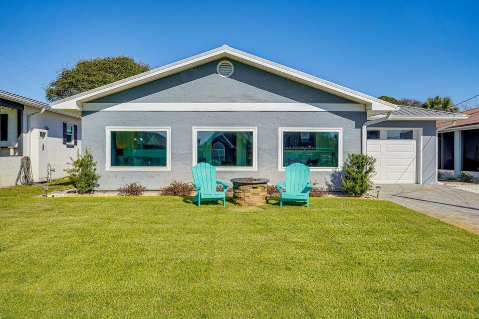 Walk to Beach: Chic PCB Getaway w/ Yard House in Sunnyside