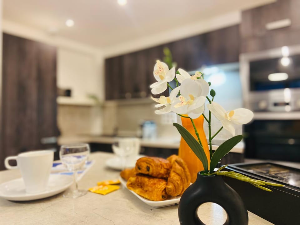 Kitchen or kitchenette, Dining area, stove