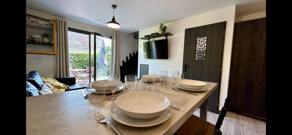 Seating area, Dining area